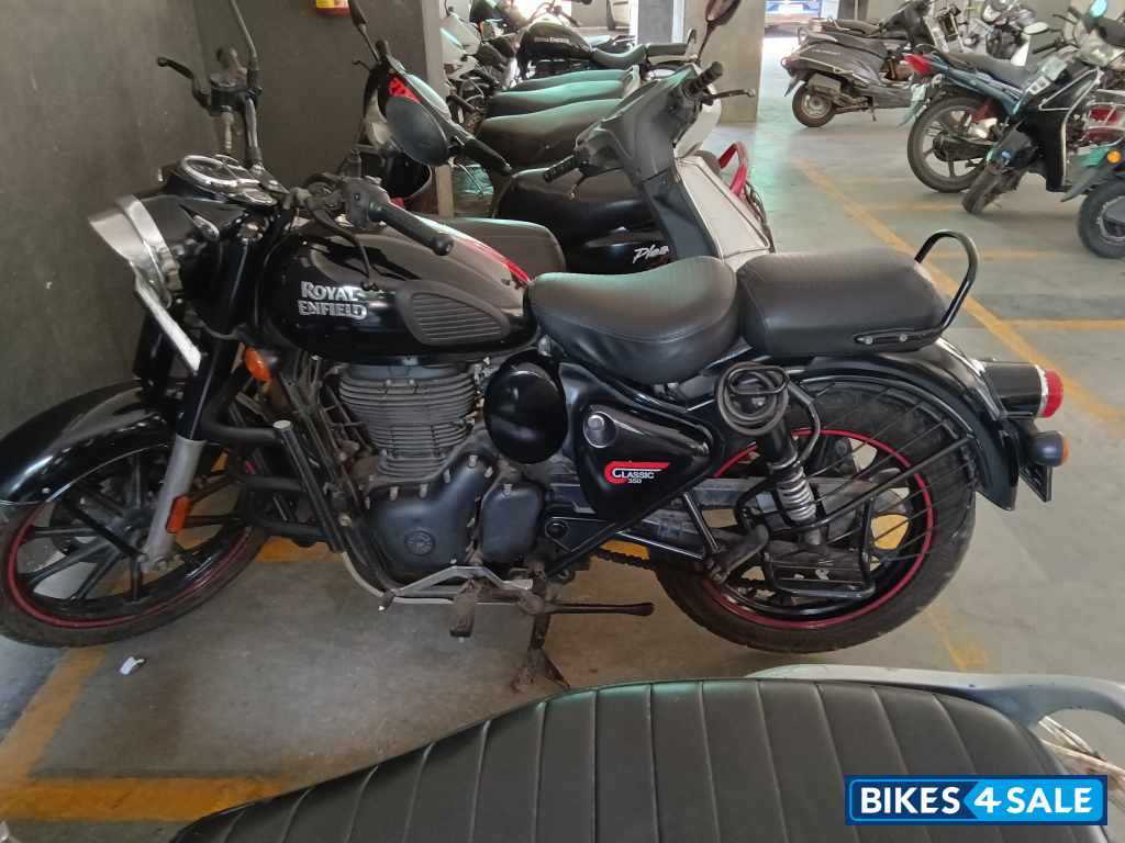 Royal Enfield Classic Stealth Black