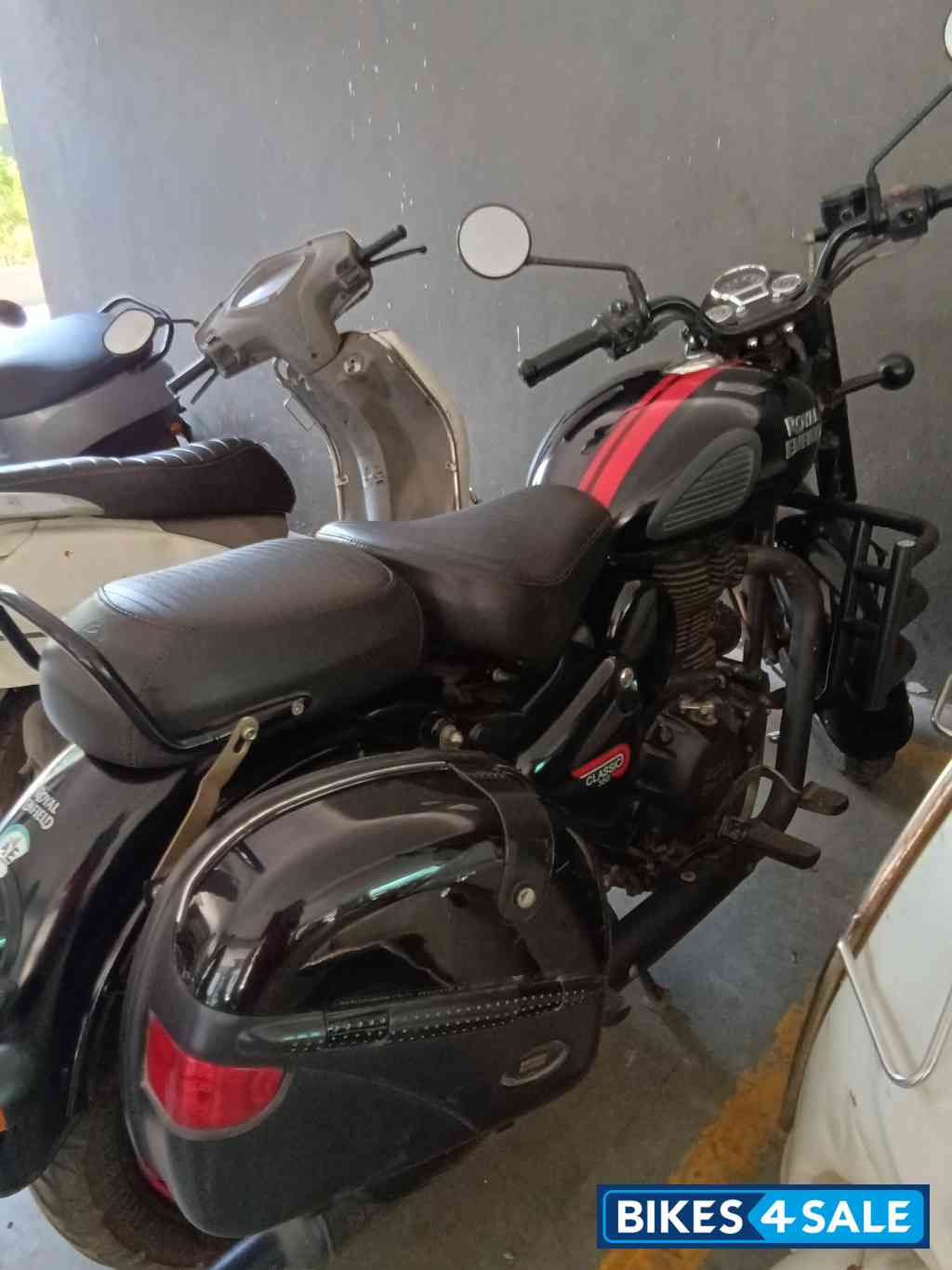 Royal Enfield Classic Stealth Black