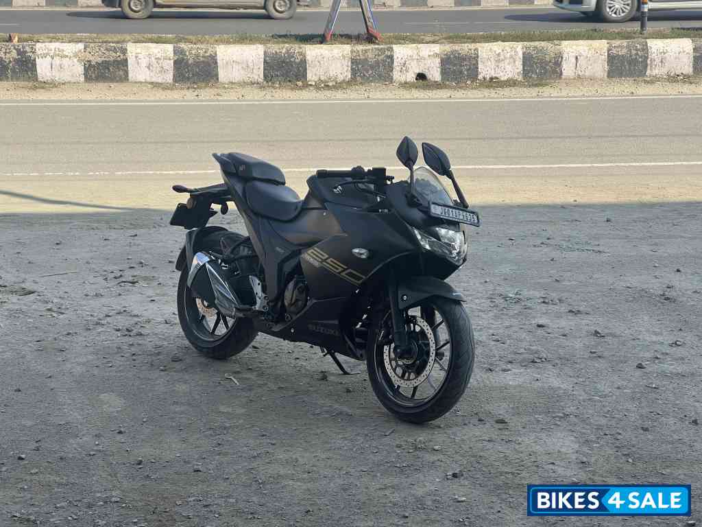 Matte Black Suzuki Gixxer SF 250