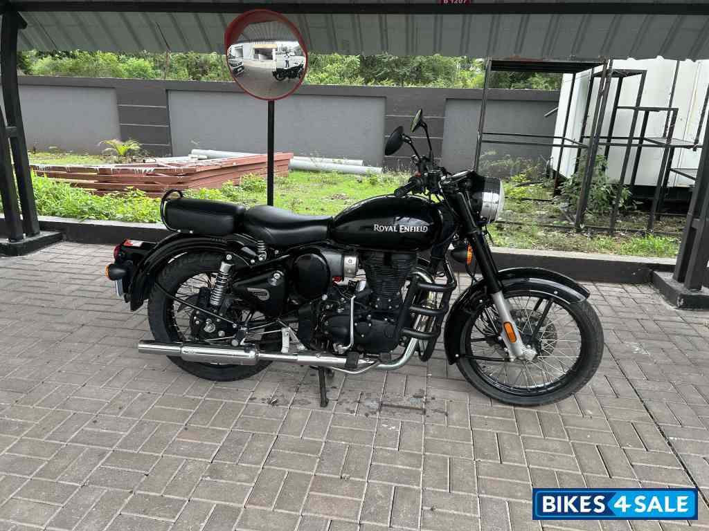 Stealth Black Royal Enfield Classic 350 2021