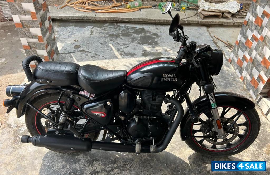 Black Royal Enfield Classic 350 Dual Channel BS6