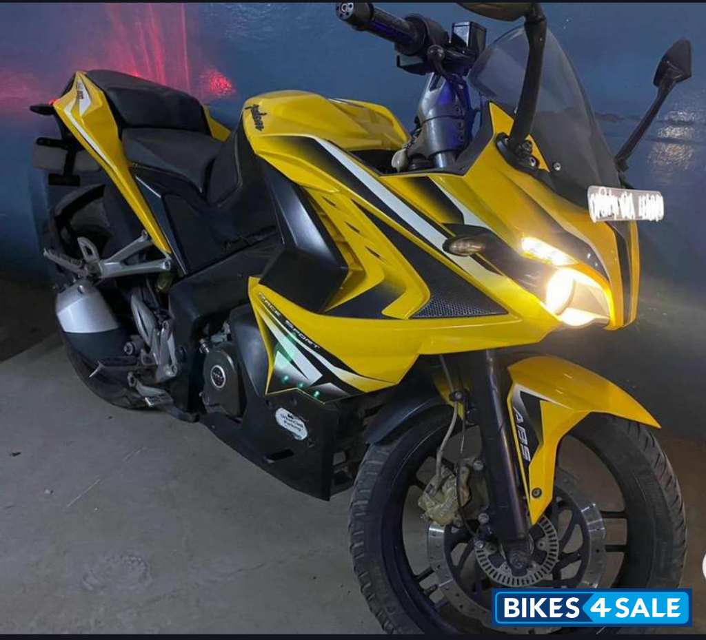 Bajaj Pulsar RS 200 ABS