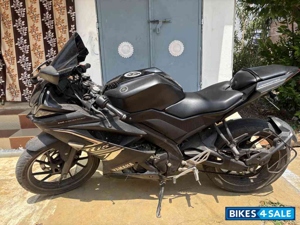 Black Yamaha YZF R15 V3