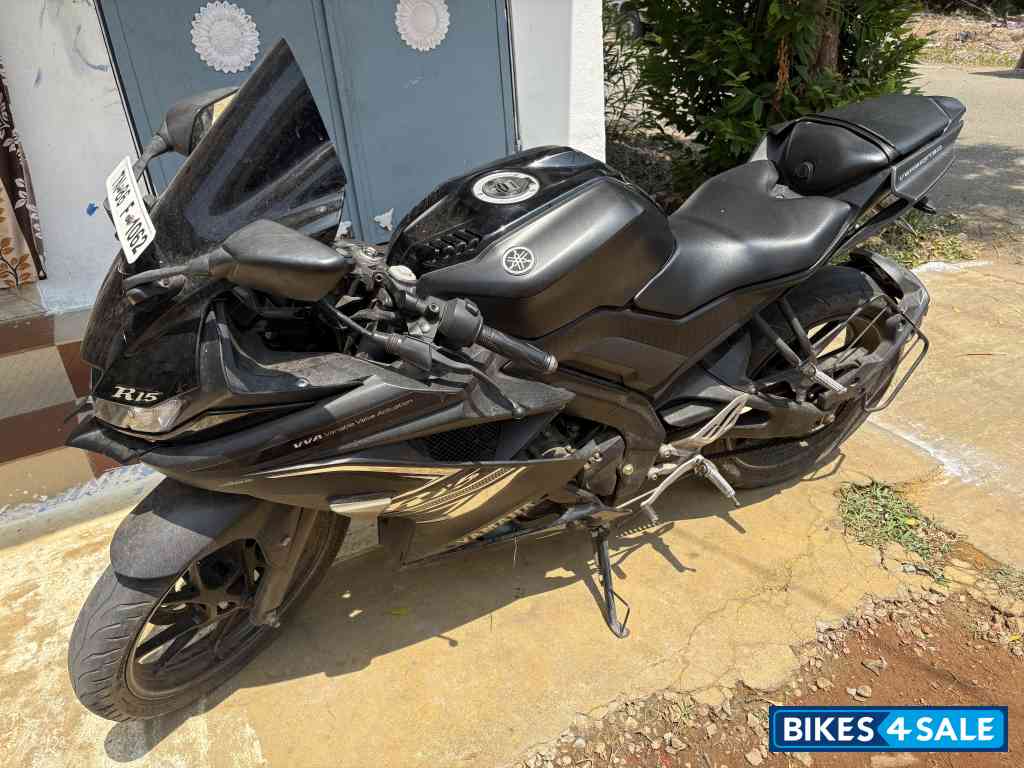 Black Yamaha YZF R15 V3