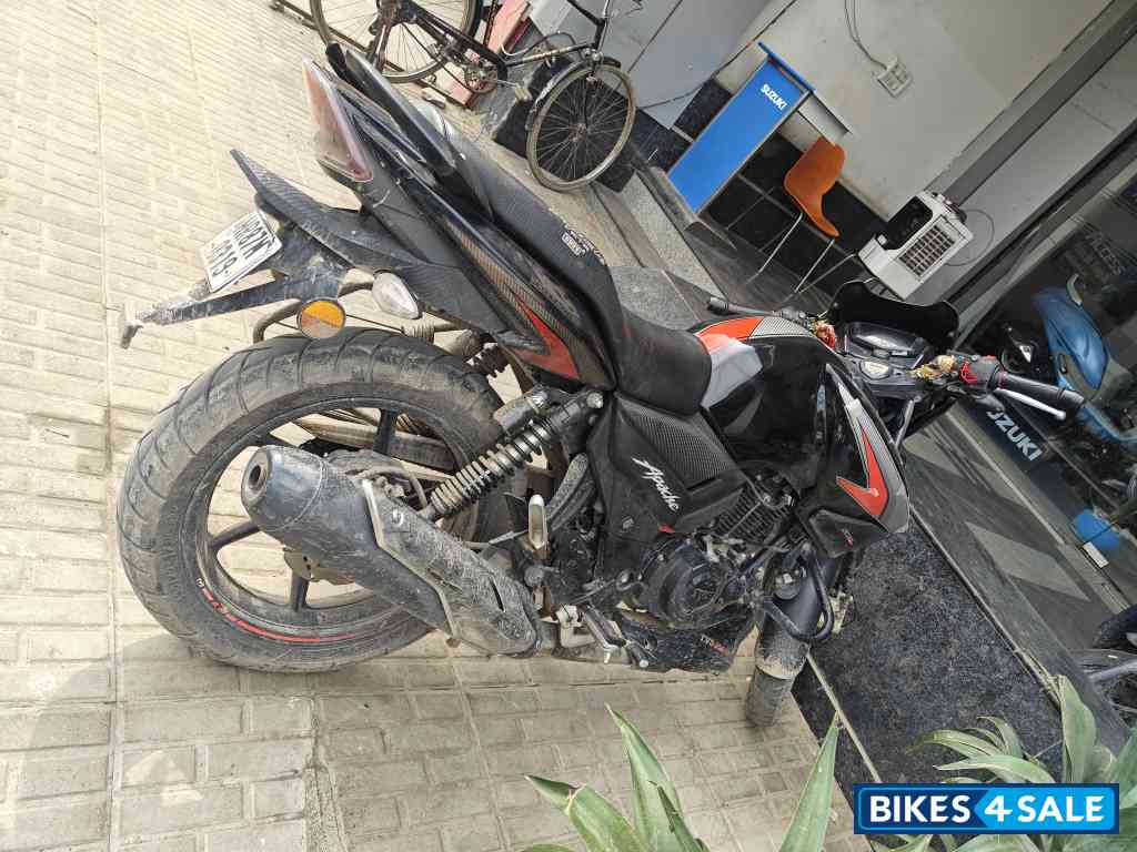 Black TVS Apache RTR 160 2V Racing Edition