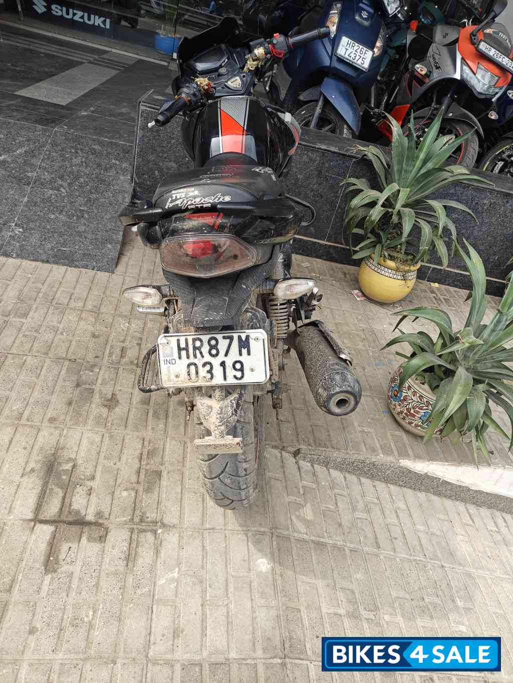 Black TVS Apache RTR 160 2V Racing Edition