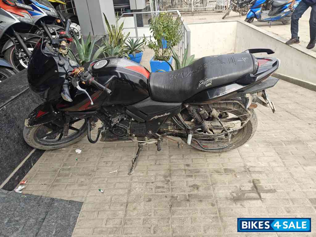 Black TVS Apache RTR 160 2V Racing Edition