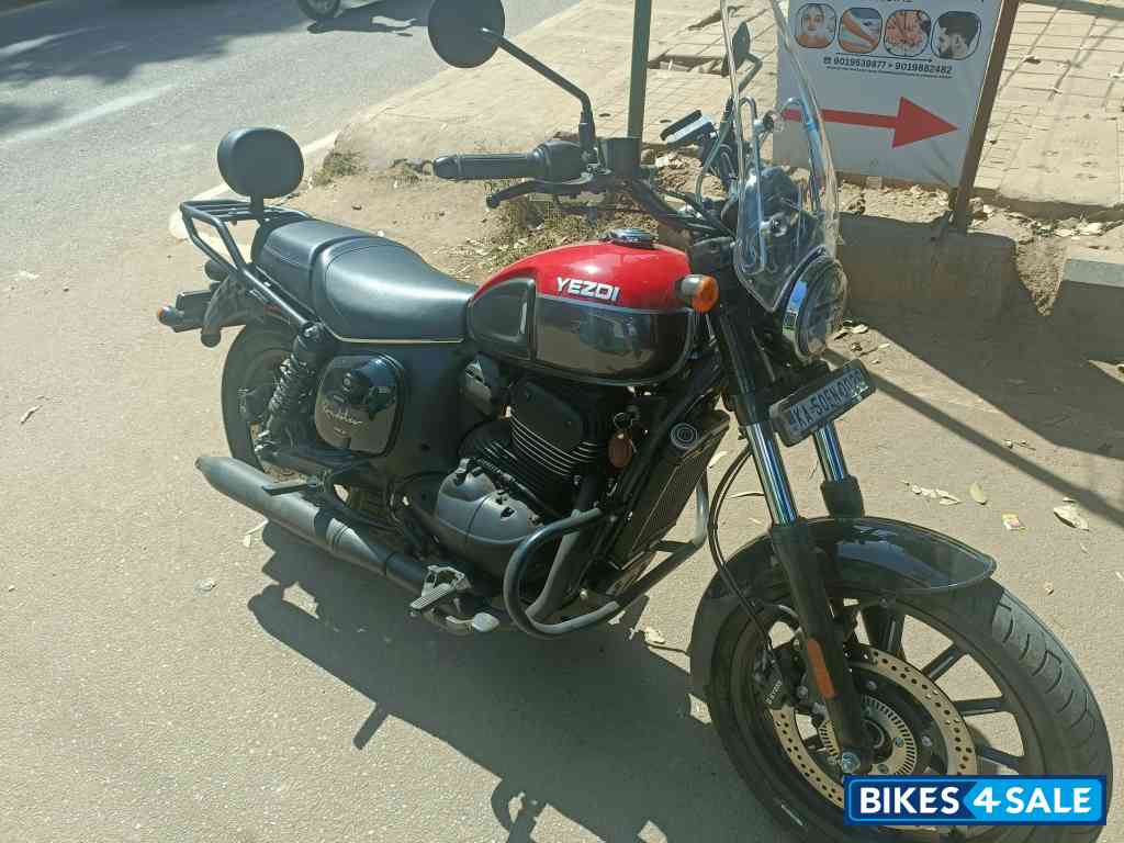 Yezdi Roadster Dual Tone