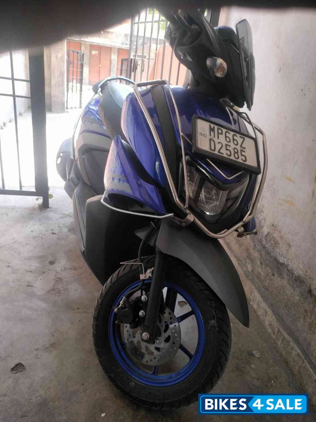 Blue Yamaha Ray ZR 125 Fi Hybrid Disc