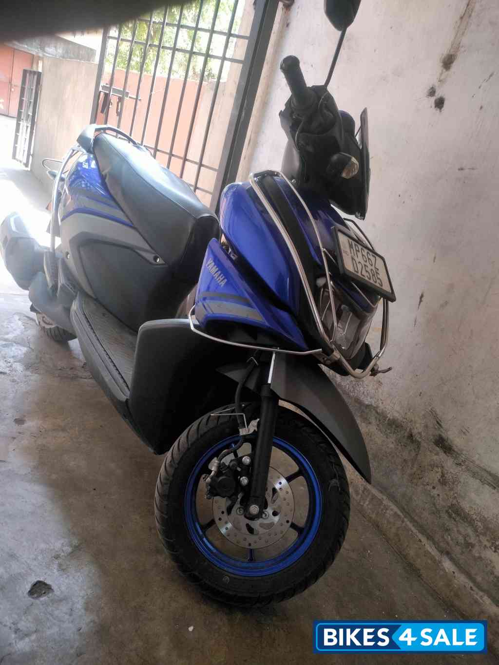 Blue Yamaha Ray ZR 125 Fi Hybrid Disc