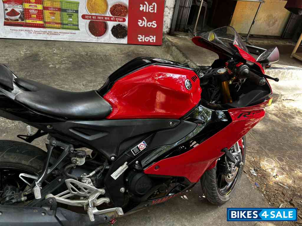 Red Yamaha R15 V4