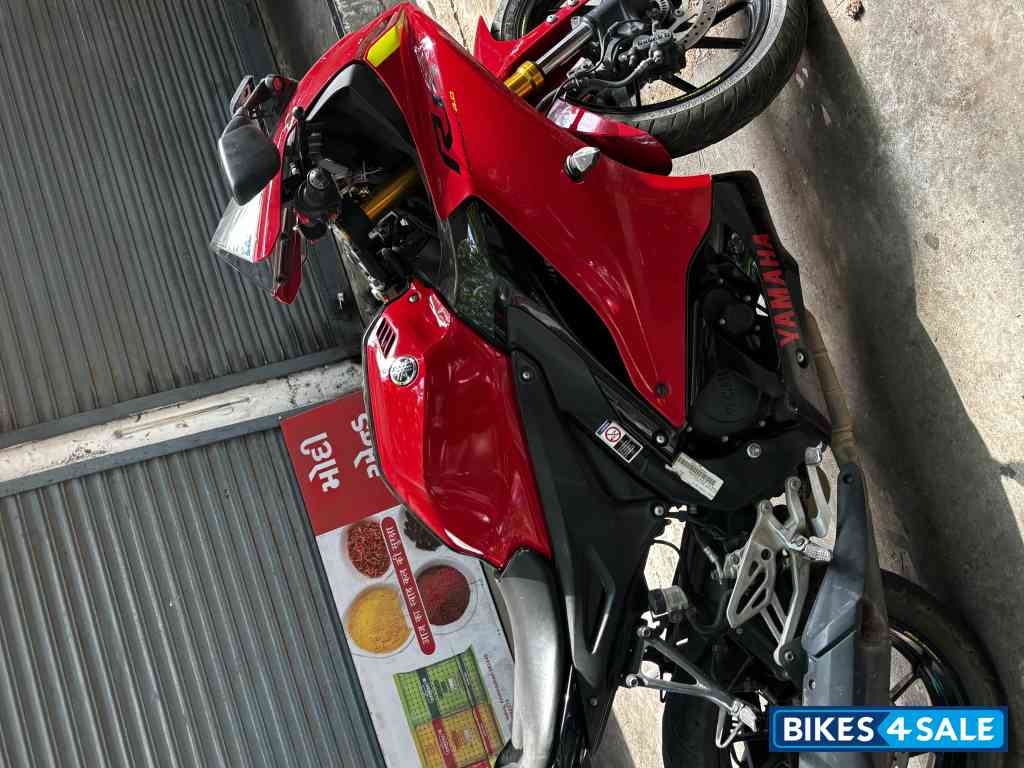 Red Yamaha R15 V4