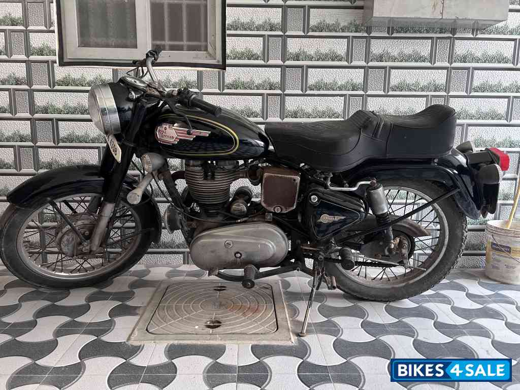 Black Royal Enfield Bullet 350
