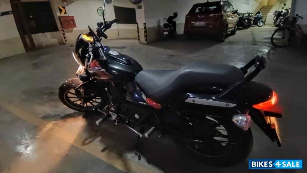 Black Bajaj Avenger Avenger street 220 BS4 ABS Black Bajaj Avenger Avenger street 220 BS4 ABS