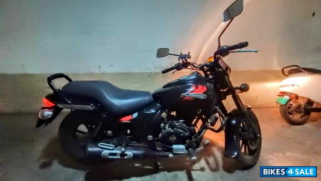 Black Bajaj Avenger Avenger street 220 BS4 ABS Black Bajaj Avenger Avenger street 220 BS4 ABS