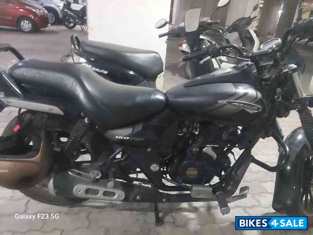 Black Bajaj Avenger Street 160 BS6