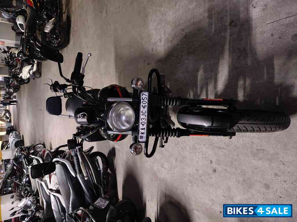 Black Bajaj Avenger Street 220