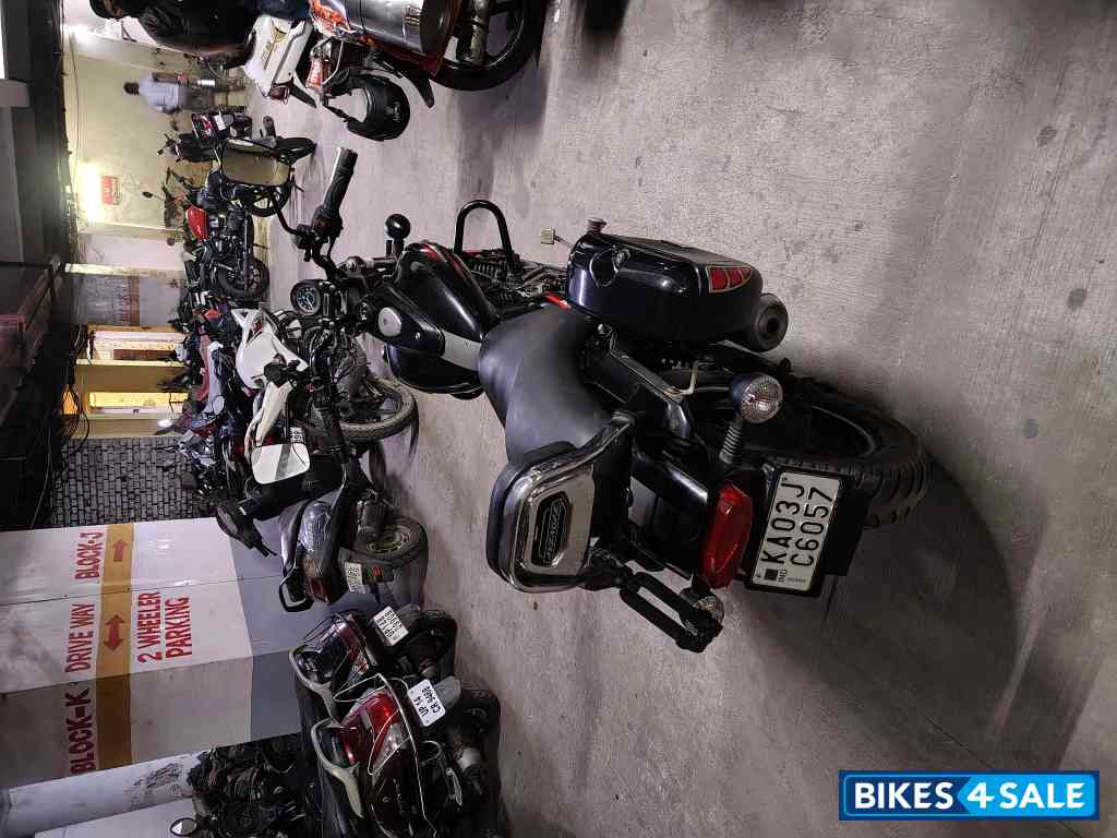 Black Bajaj Avenger Street 220