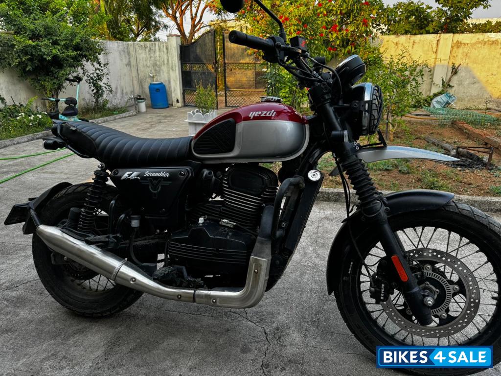 Red Yezdi Scrambler Dual Tone