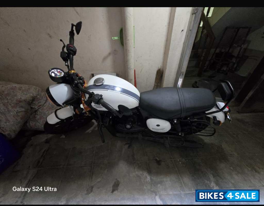 Jawa 42 Dual Channel ABS Sirius White