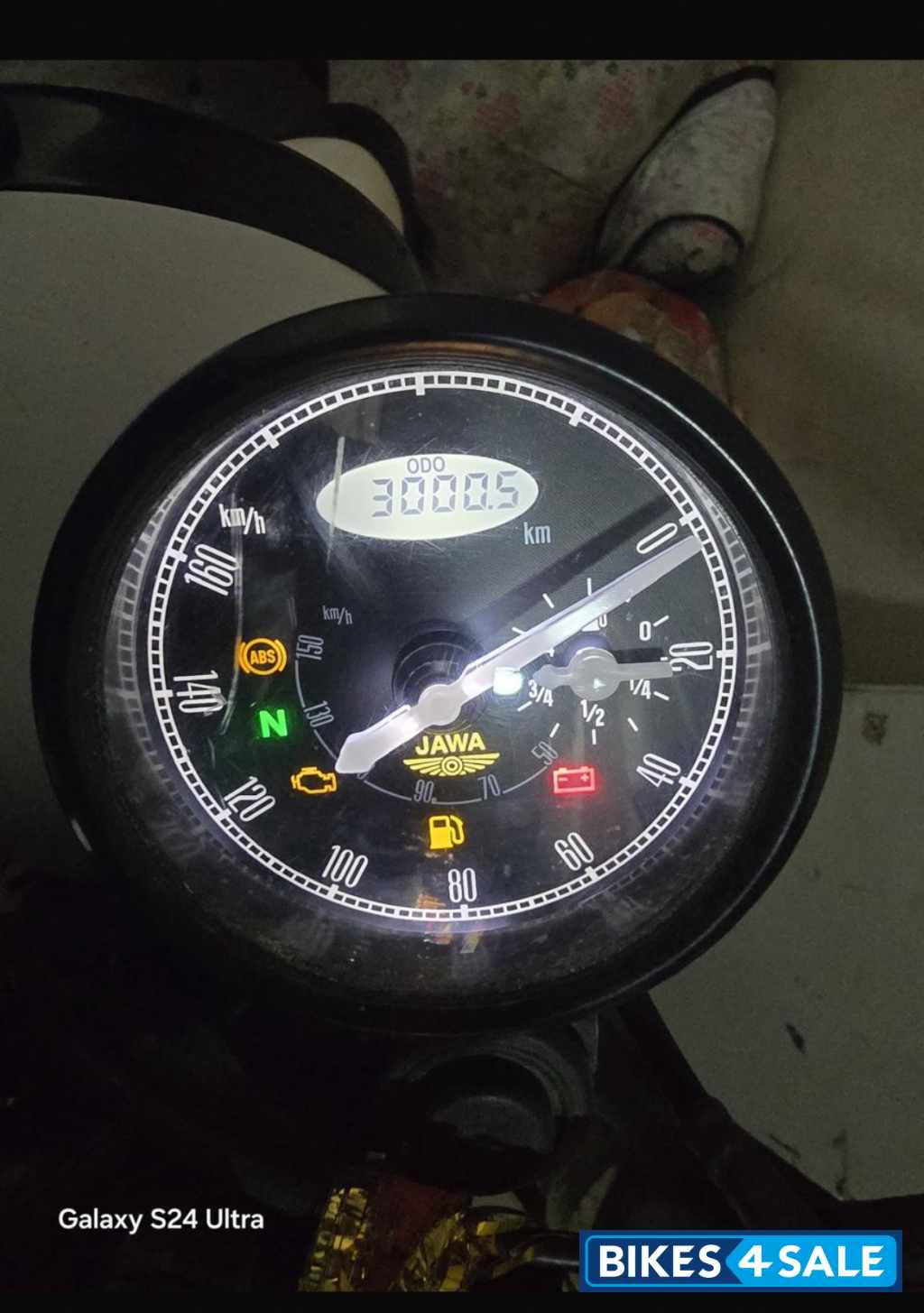 Jawa 42 Dual Channel ABS Sirius White