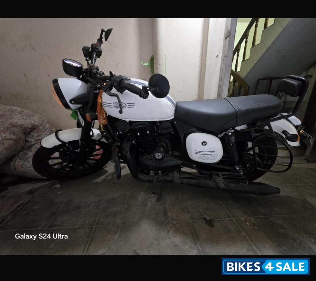 Jawa 42 Dual Channel ABS Sirius White