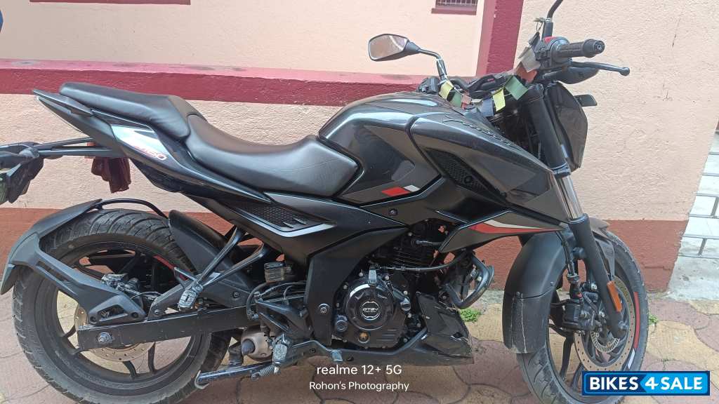 Black Bajaj Pulsar N160