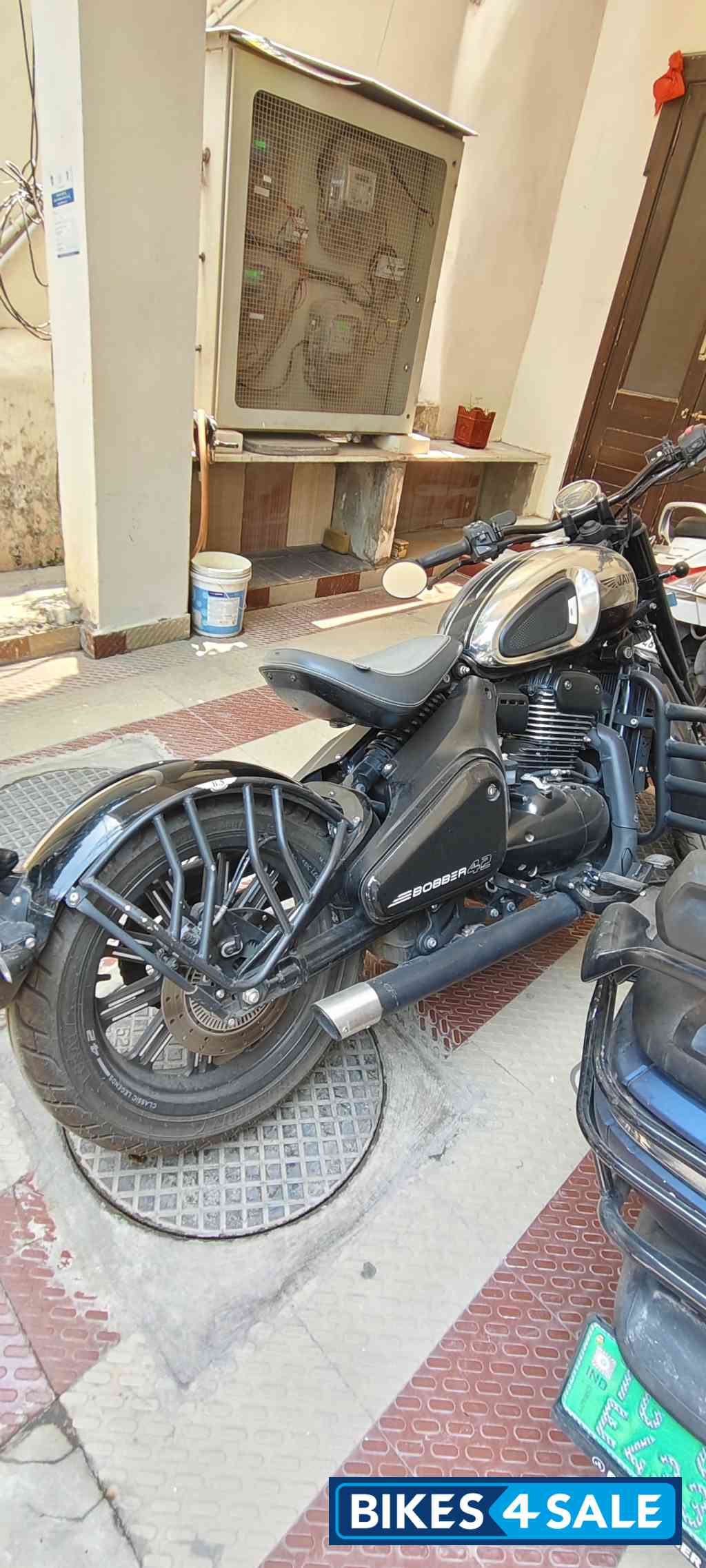 Jawa 42 Bobber Black Mirror
