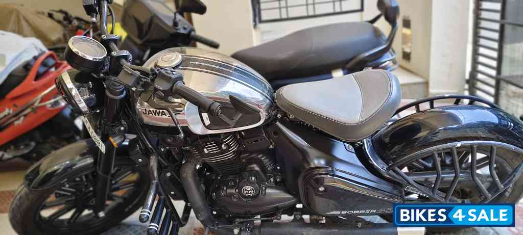 Jawa 42 Bobber Black Mirror