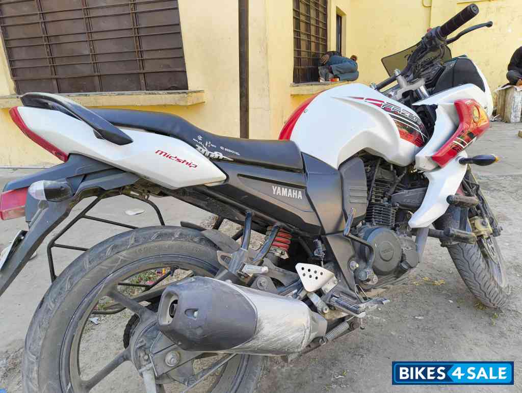 White And Red Yamaha Fazer