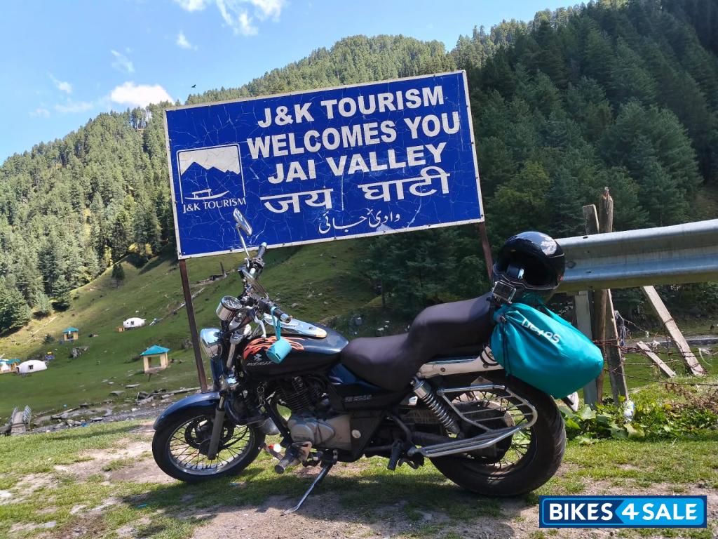 Black Bajaj Avenger 220 DTS-i