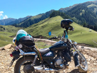 Black Bajaj Avenger 220 DTS-i