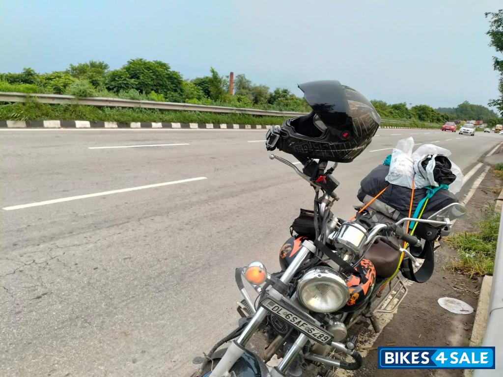Black Bajaj Avenger 220 DTS-i