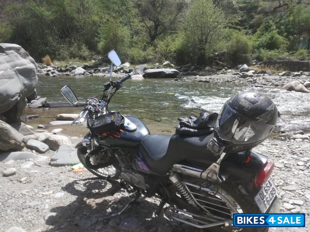 Black Bajaj Avenger 220 DTS-i