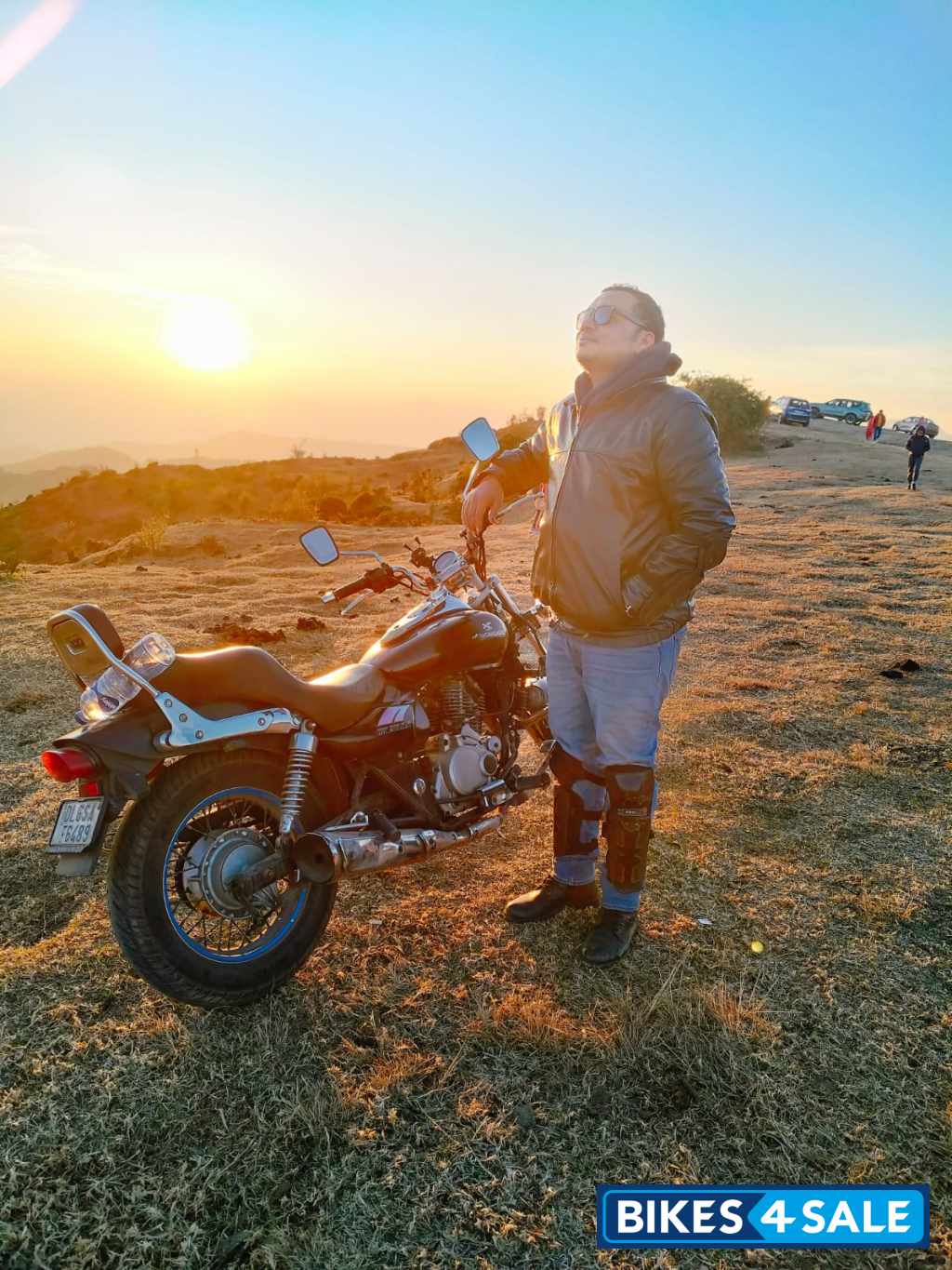 Black Bajaj Avenger 220 DTS-i