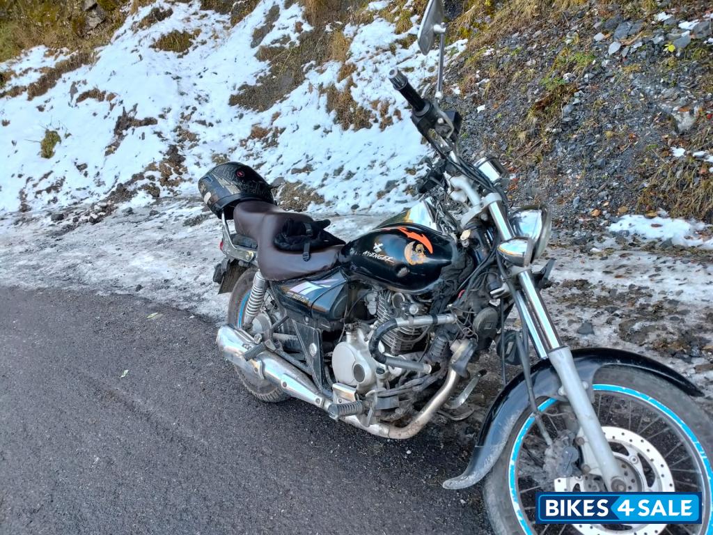 Black Bajaj Avenger 220 DTS-i