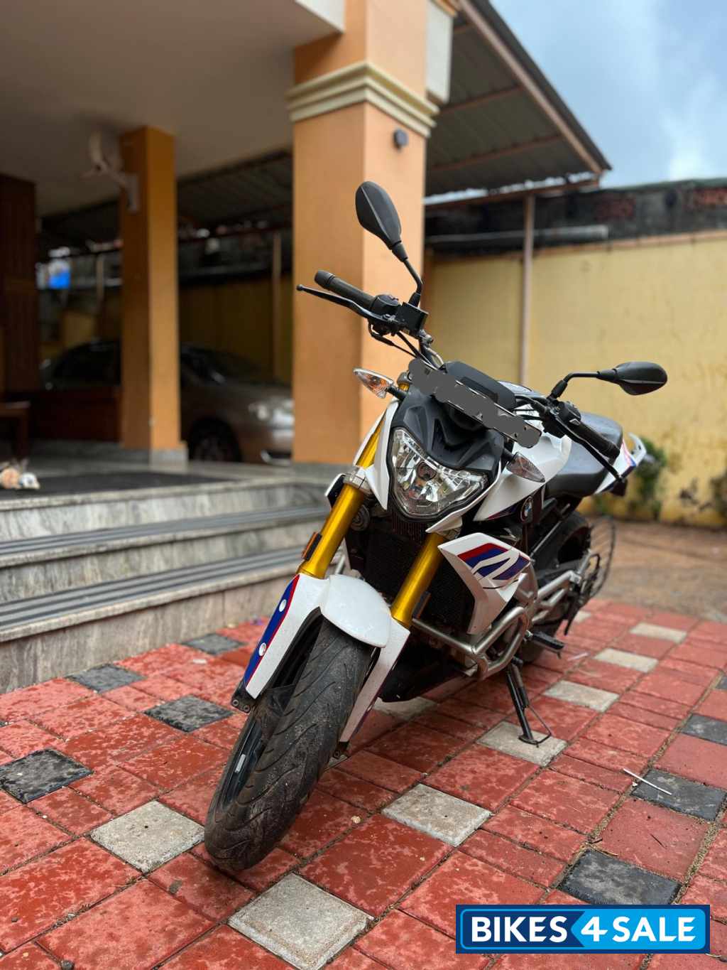 Pearl White Mettalic BMW G 310 R