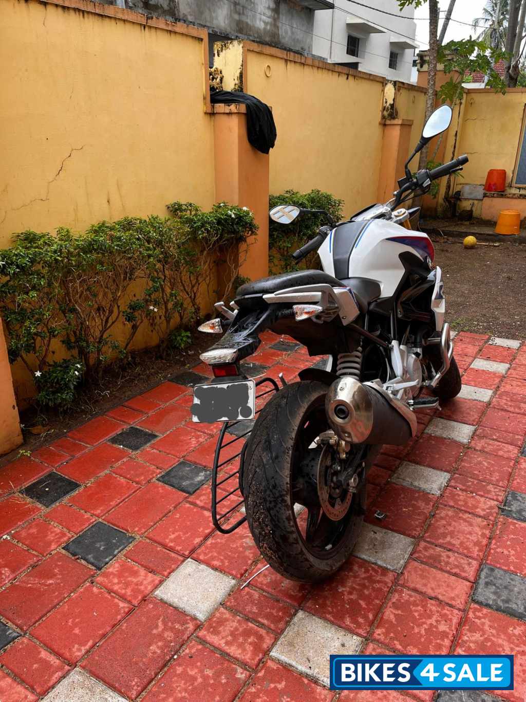 Pearl White Mettalic BMW G 310 R Pearl White Mettalic BMW G 310 R