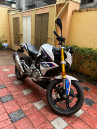 Pearl White Mettalic BMW G 310 R