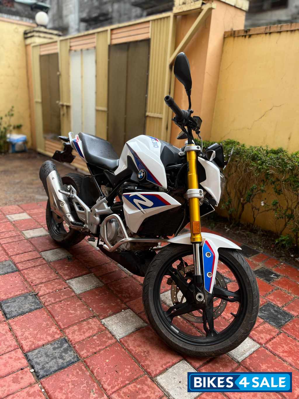 Pearl White Mettalic BMW G 310 R Pearl White Mettalic BMW G 310 R