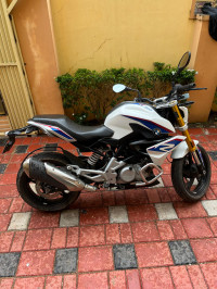Pearl White Mettalic BMW G 310 R
