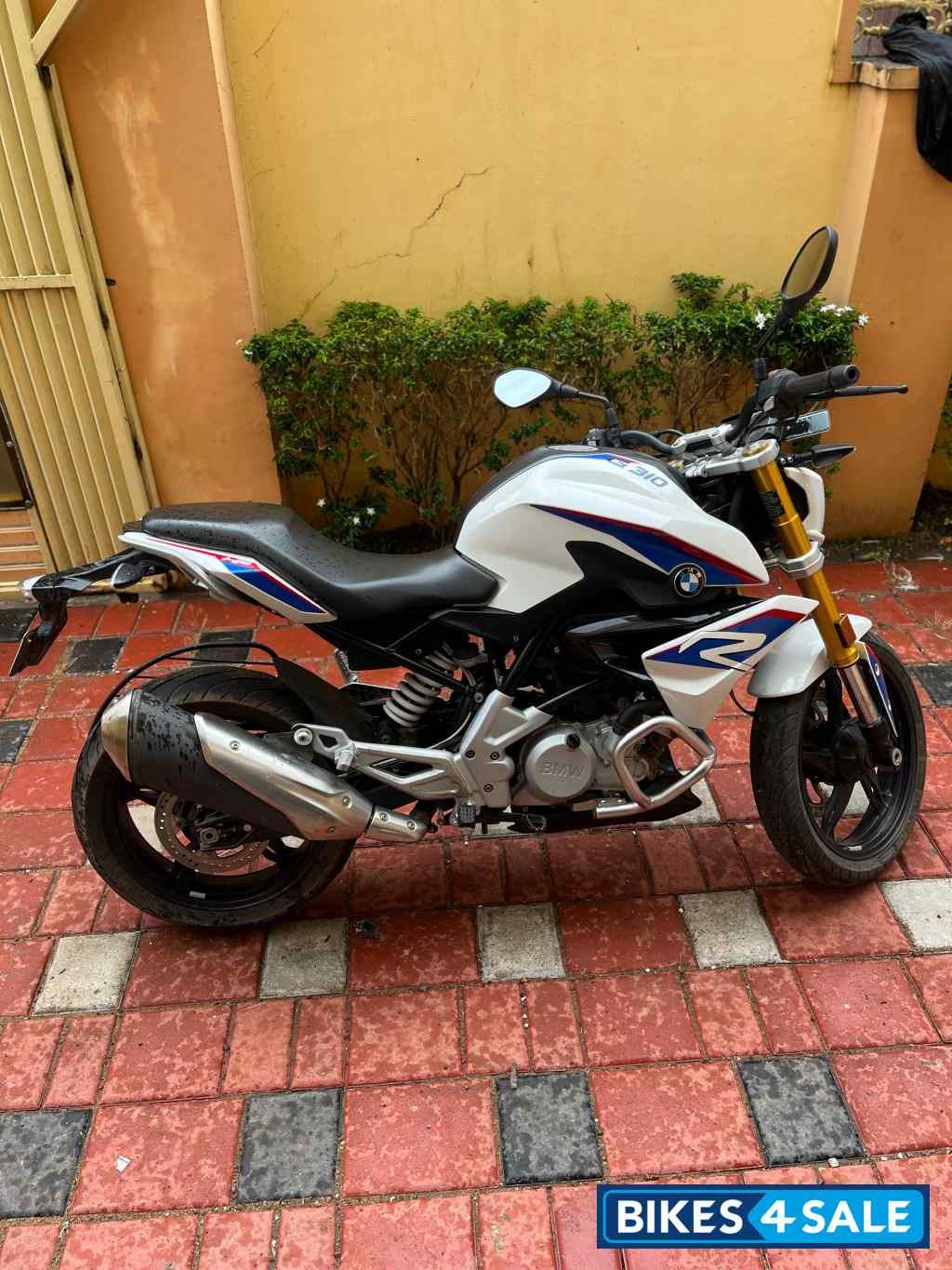 Pearl White Mettalic BMW G 310 R Pearl White Mettalic BMW G 310 R