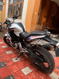 Pearl White Mettalic BMW G 310 R