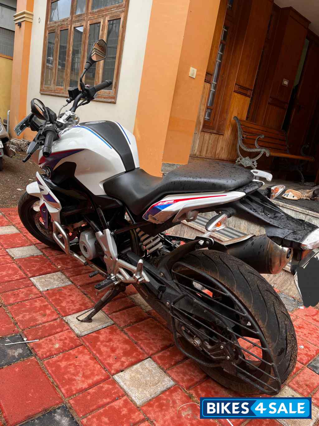 Pearl White Mettalic BMW G 310 R Pearl White Mettalic BMW G 310 R