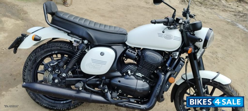 Jawa 42 Dual Channel ABS Sirius White