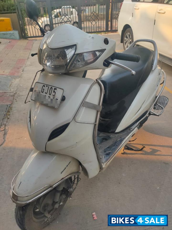 White Honda Activa 3G