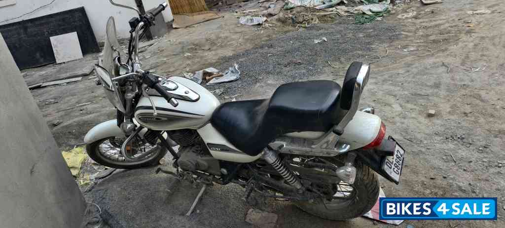 White Bajaj Avenger Cruise 220 BS6