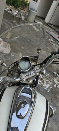 White Bajaj Avenger Cruise 220 BS6