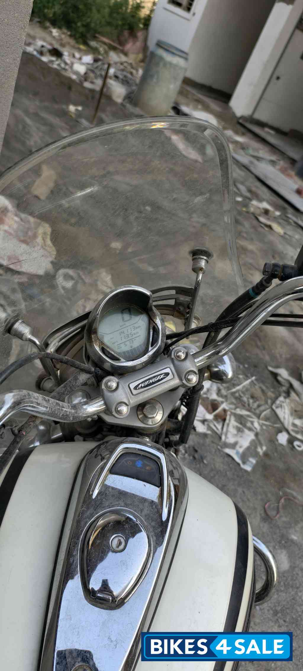 White Bajaj Avenger Cruise 220 BS6