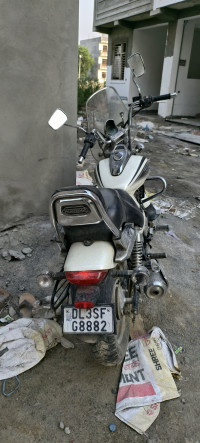 White Bajaj Avenger Cruise 220 BS6